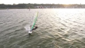 Windsurfing o wschodzie słońca